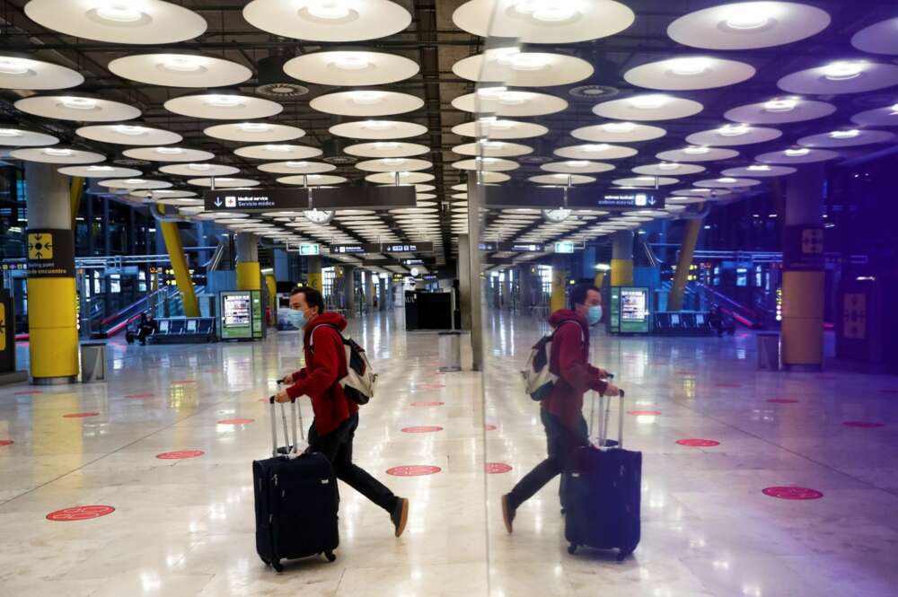 Un pasajero cruza una de las salas del Aeropuerto Adolfo Suárez Madrid-Barajas. EFE/Emilio Naranjo/Archivo