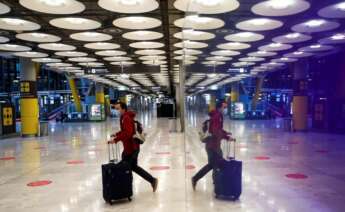 Un pasajero cruza una de las salas del Aeropuerto Adolfo Suárez Madrid-Barajas. EFE/Emilio Naranjo/Archivo