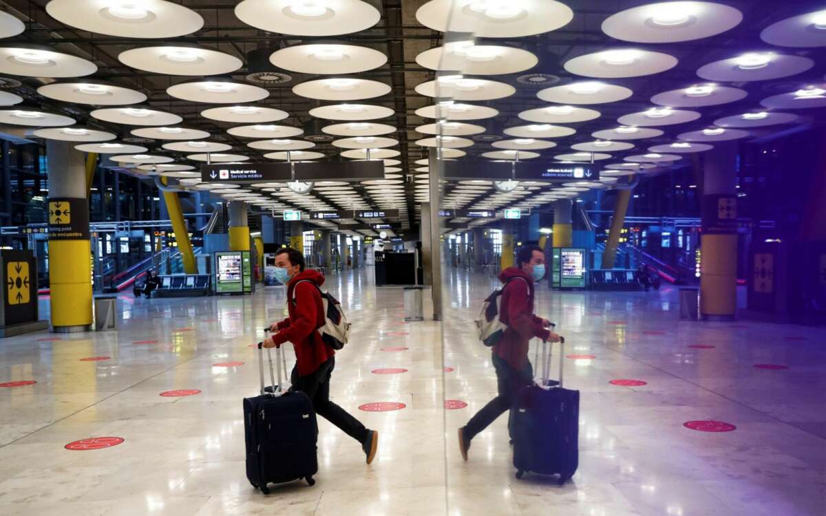 Un pasajero cruza una de las salas del Aeropuerto Adolfo Suárez Madrid-Barajas. EFE/Emilio Naranjo/Archivo