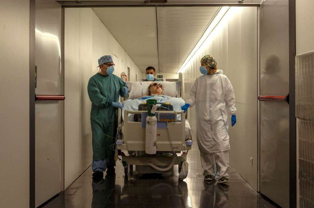 España cierra 9.600 camas de hospital en plena ola de ingresos por covid. En la imagen de archivo, Margarita Pascual de 72 años de edad, paciente ingresada en la UCI del Hospital del Mar de Barcelona. EFE/Enric Fontcuberta