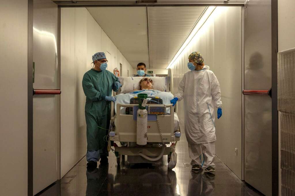 Margarita Pascual de 72 años de edad, paciente ingresada en la UCI del Hospital del Mar de Barcelona. EFE/Enric Fontcuberta