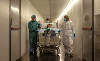 España cierra 9.600 camas de hospital en plena ola de ingresos por covid. En la imagen de archivo, Margarita Pascual de 72 años de edad, paciente ingresada en la UCI del Hospital del Mar de Barcelona. EFE/Enric Fontcuberta