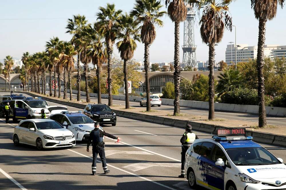 Vista de un control de tráfico en Barcelona. Según la Generalitat, desde que se levantó el confinamiento comarcal la movilidad en la comunidad ha alcanzado niveles semejantes a los del verano de 2020 | EFE/TA/Archivo