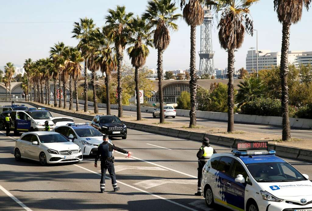 Vista de un control de tráfico en Barcelona. Según la Generalitat, desde que se levantó el confinamiento comarcal la movilidad en la comunidad ha alcanzado niveles semejantes a los del verano de 2020 | EFE/TA/Archivo