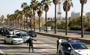 Vista de un control de tráfico en Barcelona. Según la Generalitat, desde que se levantó el confinamiento comarcal la movilidad en la comunidad ha alcanzado niveles semejantes a los del verano de 2020 | EFE/TA/Archivo