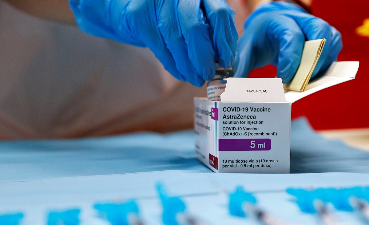 La vacuna de Astrazeneca se administrará a trabajadores esenciales de más de 65 años tras un acuerdo de la Comisión de Salud Pública | EFE/MB/Archivo