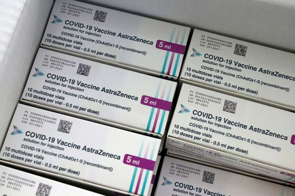 Un paquete con la vacuna de Astrazeneca contra el coronavirus que se ha repartido de forma internacional. EFE