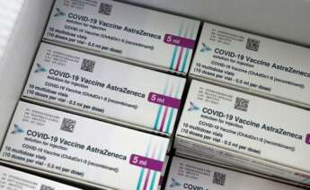 Un paquete con la vacuna de Astrazeneca contra el coronavirus que se ha repartido de forma internacional. EFE