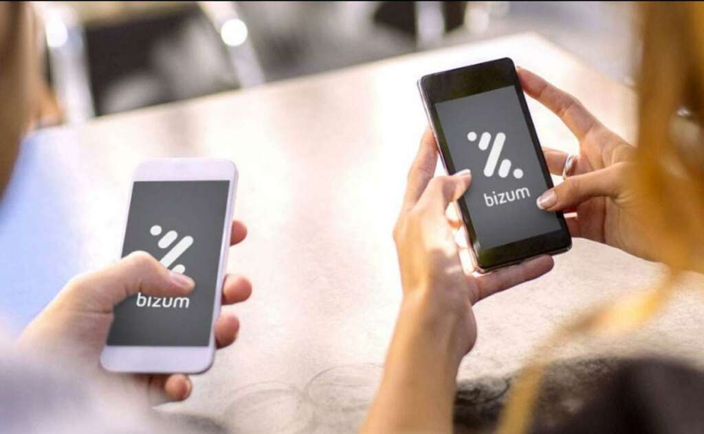 Dos usuarios abren su aplicación de Bizum.