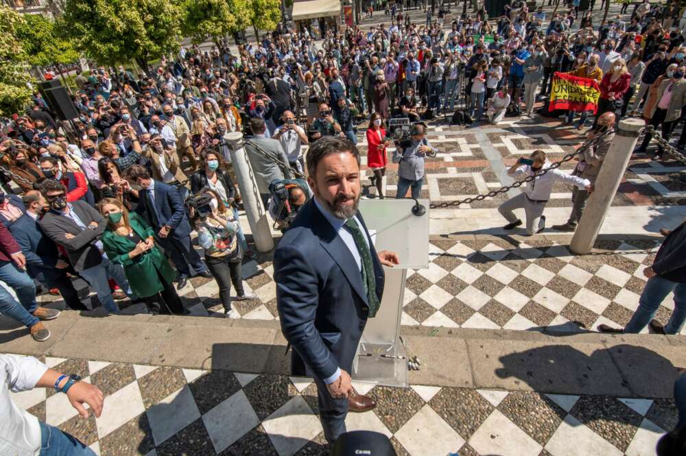 El presidente de Vox, Santiago Abascal, en la rueda de prensa convocada hoy en la Plaza Nueva de Sevilla, donde ha pedido al presidente de la Junta, Juanma Moreno, que "haga una reflexión seria" sobre la conveniencia de adelantar las elecciones en la comunidad y sobre "la fiabilidad" de su socio en el Gobierno, tras calificar a Cs como "puñal naranja". EFE/ Raúl Caro