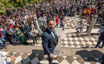 El presidente de Vox, Santiago Abascal, en la rueda de prensa convocada hoy en la Plaza Nueva de Sevilla, donde ha pedido al presidente de la Junta, Juanma Moreno, que "haga una reflexión seria" sobre la conveniencia de adelantar las elecciones en la comunidad y sobre "la fiabilidad" de su socio en el Gobierno, tras calificar a Cs como "puñal naranja". EFE/ Raúl Caro