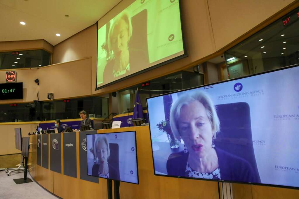 La directora de la Agencia Europea del Medicamento (EMA), Emer Cooke, en su intervención de este martes en la Eurocámara./ EFE