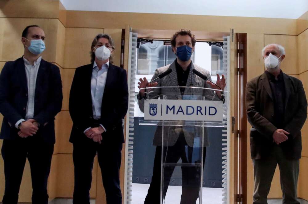 Los concejales de Más Madrid Marta Higueras (2i), Felipe Llamas (d), Luis Cueto (i) y José Manuel Calvo (2d), durante la rueda de prensa ofrecida este jueves para analizar la situación de la formación en el ayuntamiento de la capital