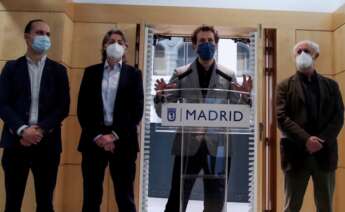 Los concejales de Más Madrid Marta Higueras (2i), Felipe Llamas (d), Luis Cueto (i) y José Manuel Calvo (2d), durante la rueda de prensa ofrecida este jueves para analizar la situación de la formación en el ayuntamiento de la capital