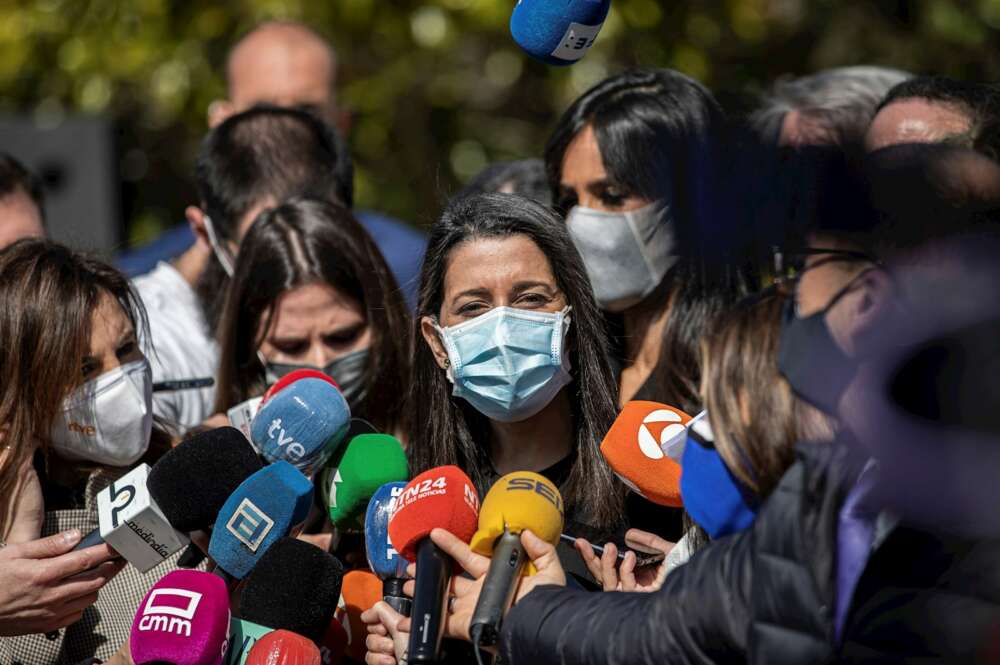 La presidenta de Ciudadanos, Inés Arrimadas, atiende a los medios tras participar en la ofrenda floral de margaritas blancas en el Bosque del Recuerdo del parque del Retiro, organizada por la Asociación Víctimas del Terrorismo. EFE/Rodrigo Jiménez