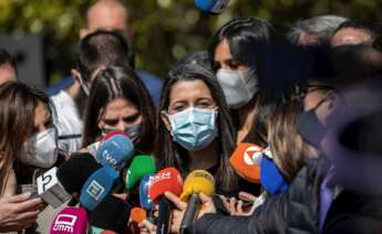 La presidenta de Ciudadanos, Inés Arrimadas, atiende a los medios tras participar en la ofrenda floral de margaritas blancas en el Bosque del Recuerdo del parque del Retiro, organizada por la Asociación Víctimas del Terrorismo. EFE/Rodrigo Jiménez