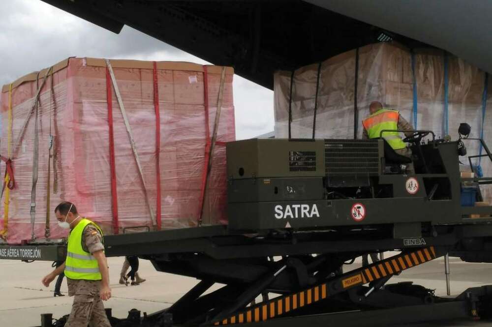 Un avión de carga fletado por el Ejército del Aire para traer material sanitario a España./ EFE
