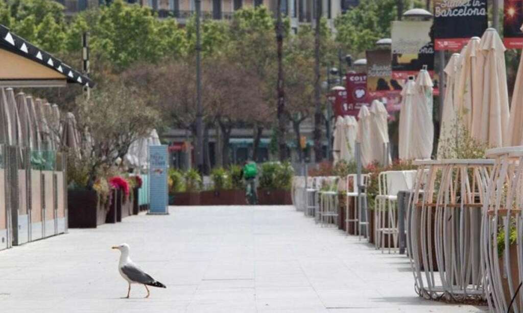 Imagen de una terraza vacía en Barcelona./ EFE