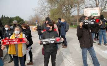 Manifestantes convocados por los CDR y la ANC para protestar contra la visita del Rey a la planta de Seat en Martorell (Barcelona), el 5 de marzo de 2021 | EFE/AG