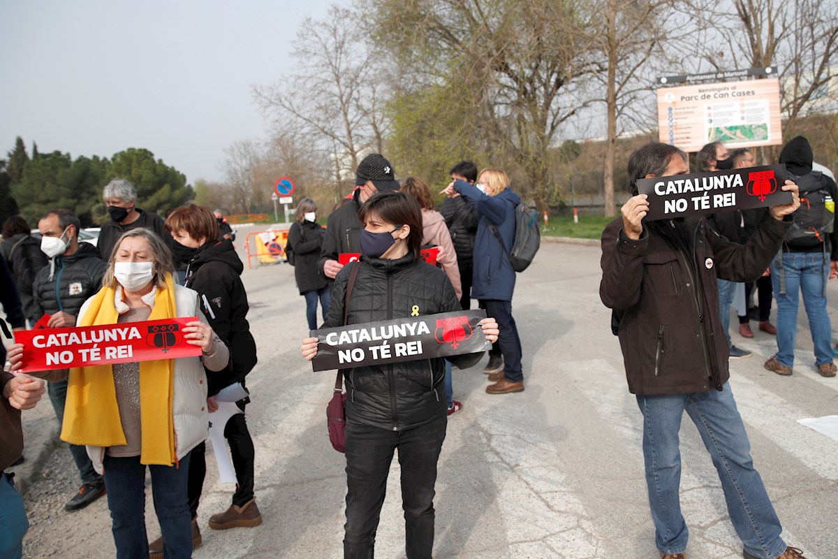 Manifestantes convocados por los CDR y la ANC para protestar contra la visita del Rey a la planta de Seat en Martorell (Barcelona), el 5 de marzo de 2021 | EFE/AG