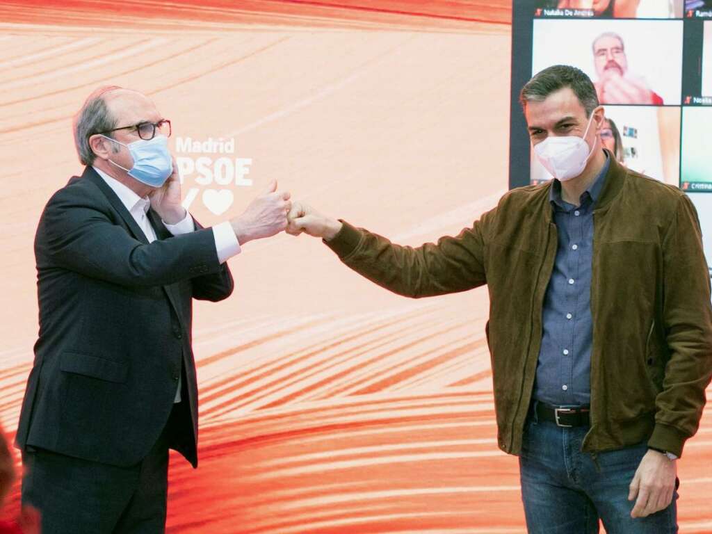 El presidente del Gobierno, Pedro Sánchez (d), choca el puño con el candidato del PSOE a la Comunidad de Madrid, Ángel Gabilondo. (EFE)