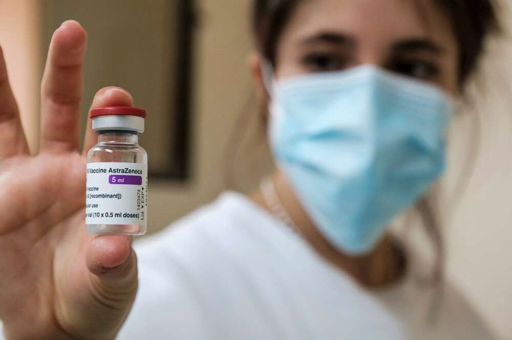 Una profesional sanitaria exhibe un vial con diez dosis de la vacuna de Covid-19 de Astrazeneca en el Hospital de Can Misses de Ibiza, en febrero de 2021 | EFE/SGC/Archivo