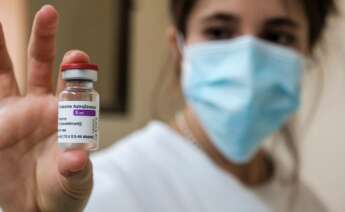 Una profesional sanitaria exhibe un vial con diez dosis de la vacuna de Covid-19 de Astrazeneca en el Hospital de Can Misses de Ibiza, en febrero de 2021 | EFE/SGC/Archivo