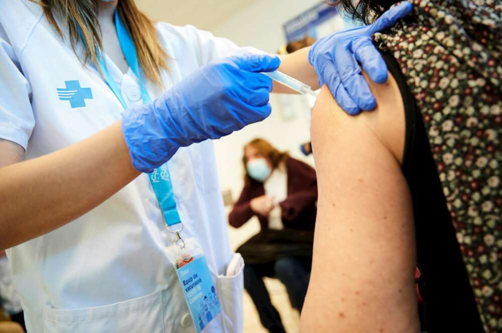 Una enfermera vacuna con Astrazeneca en un centro de atención primaria de Barcelona, el 24 de marzo de 2021 | EFE/AG