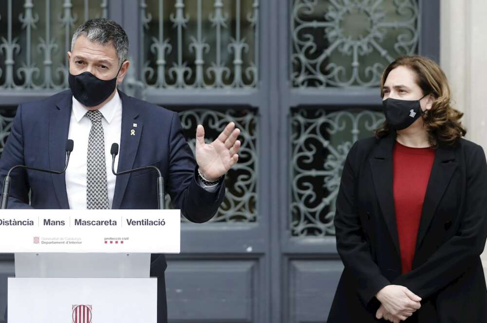 El conseller de Interior, Miquel Sàmper, y la alcaldesa de Barcelona, Ada Colau, tras la reunión que mantuvieron para valorar los disturbios tras las protestas en apoyo de Pablo Hasel, el 1 de marzo de 2021 | EFE/AD/Archivo