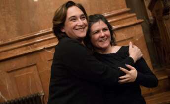 Ada Colau abraza a la exconcejal de Barcelona en Comú, Gala Pin, en una imagen de archivo / EFE