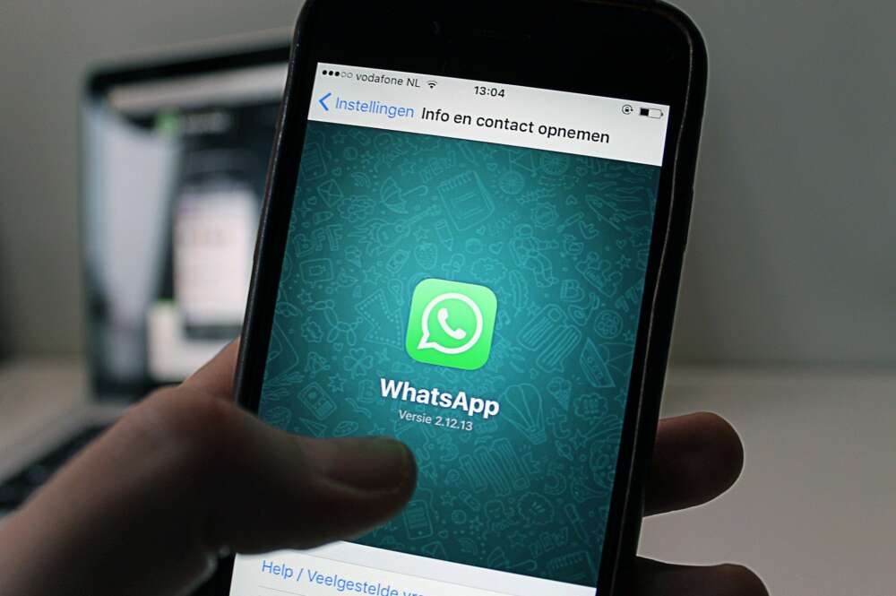 Imagen de un móvil con Whatsapp
