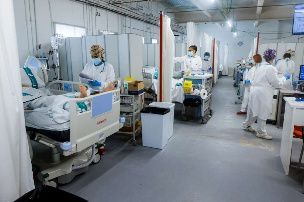 Personal sanitario del Hospital Parc Taulí de Sabadell (Barcelona) trabaja en la UCI para enfermos de Covid-19 | EFE/QG/Archivo