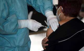 Un sanitario administra la vacuna contra la Covid-19 en España, donde crece el temor a los efectos secundarios por los casos de trombos entre vacunados con Astrazeneca y Janssen | EFE/PPH/Archivo