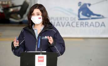 La presidenta de la Comunidad de Madrid, Isabel Díaz Ayuso durante la rueda de prensa tras su visita al Puerto de Navacerrada. EFE/Juan Carlos Hidalgo