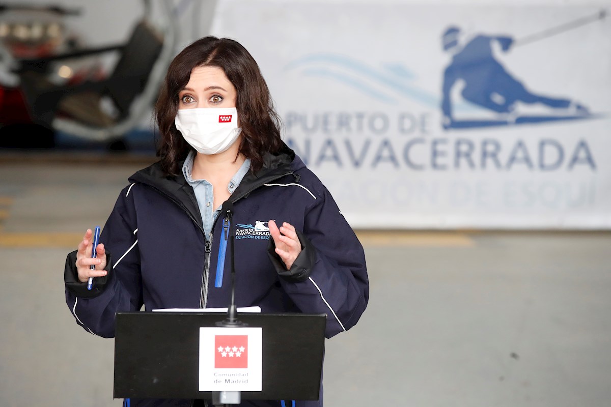 La presidenta de la Comunidad de Madrid, Isabel Díaz Ayuso durante la rueda de prensa tras su visita al Puerto de Navacerrada. EFE/Juan Carlos Hidalgo