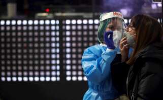 Una sanitaria practica una prueba de coronavirus en Cataluña, donde la incidencia de casos y la presión de la pandemia sobre las UCI vuelve a niveles de alarma | EFE/AG/Archivo