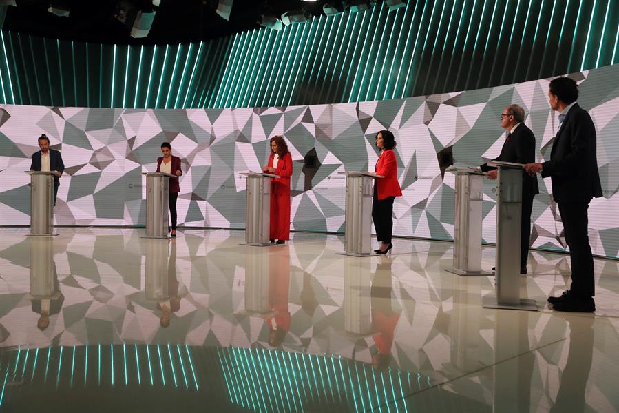 Los candidatos a la presidencia de la Comunidad de Madrid antes del inicio del debate que se celebra hoy miércoles en los estudios de Telemadrid. EFE / Juanjo Martín.