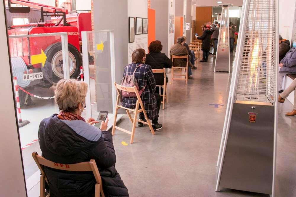 Personas recién vacunadas esperan el tiempo recomendado tras serles administrada la vacuna contra la covid-19 en el Museo del Fuego de Zaragoza, que se ha habilitado como punto de vacunación a partir de este lunes, 12 de abril, fecha desde la que se quiere inocular a 250 personas por día. EFE/Javier Cebollada