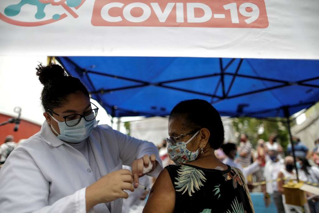 Una señora recibe una vacuna contra la Covid-19 en la ciudad de Duque de Caxias, en Brasil, el 29 de marzo de 2021 | EFE/AL