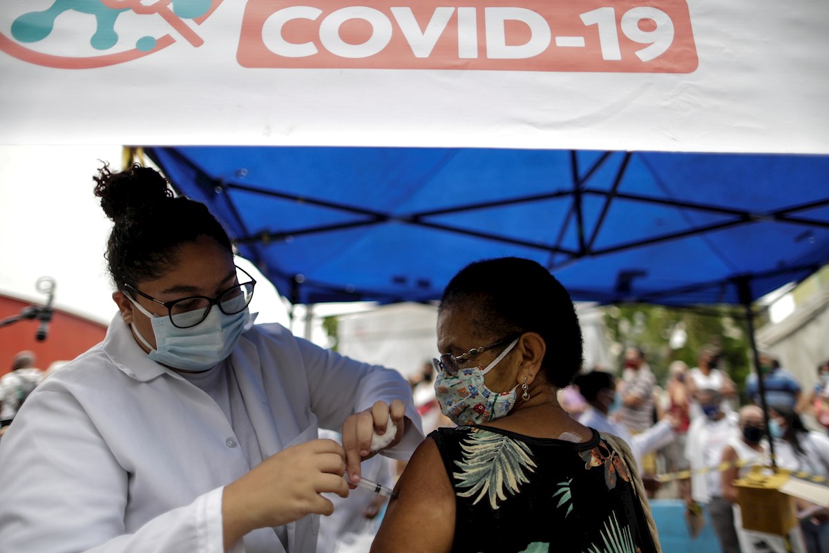 Una señora recibe una vacuna contra la Covid-19 en la ciudad de Duque de Caxias, en Brasil, el 29 de marzo de 2021 | EFE/AL