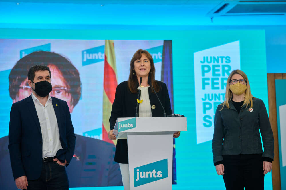 Laura Borràs, acompañada de Jordi Sànchez y Elsa Artadi en la noche electoral del 14-F en la sede de Junts per Catalunya / Julio Díaz