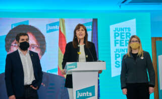 Laura Borràs, acompañada de Jordi Sànchez y Elsa Artadi en la noche electoral del 14-F en la sede de Junts per Catalunya / Julio Díaz