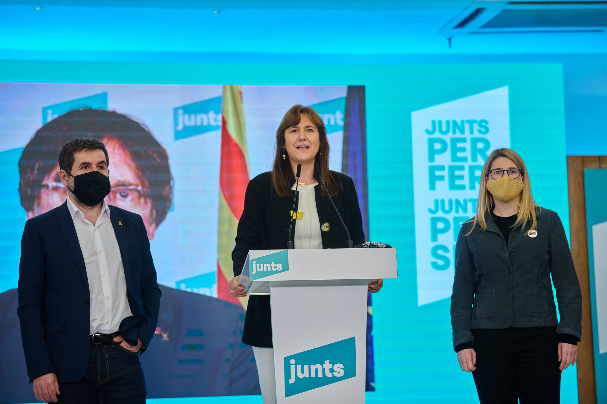 Laura Borràs, acompañada de Jordi Sànchez y Elsa Artadi en la noche electoral del 14-F en la sede de Junts per Catalunya / Julio Díaz