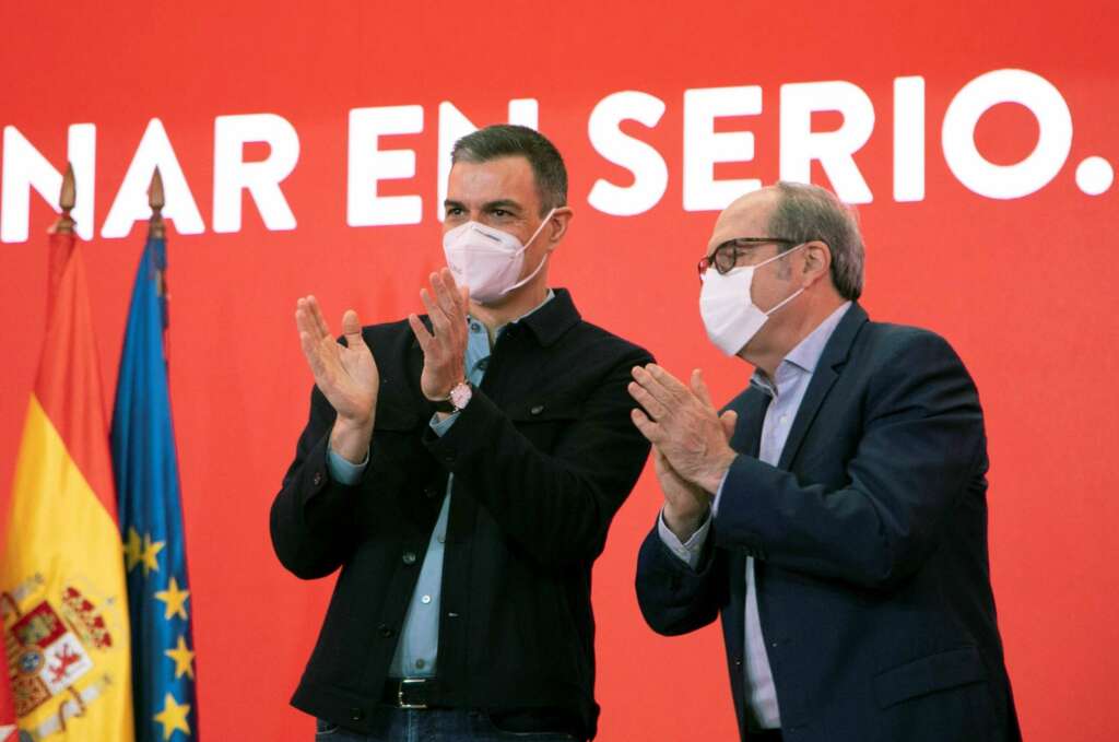 El secretario general del PSOE y presidente del Gobierno, Pedro Sánchez (i), junto al candidato socialista a la Presidencia de la Comunidad de Madrid, Ángel Gabilondo, durante un acto sobre sostenibilidad y cambio climático hoy en la sede de la formación, en Madirid. EFE/ PSOE/Eva Ercolanese