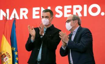 El secretario general del PSOE y presidente del Gobierno, Pedro Sánchez (i), junto al candidato socialista a la Presidencia de la Comunidad de Madrid, Ángel Gabilondo, durante un acto sobre sostenibilidad y cambio climático hoy en la sede de la formación, en Madirid. EFE/ PSOE/Eva Ercolanese