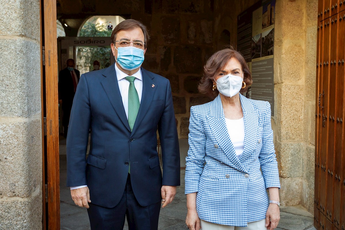 La vicepresidenta primera del Gobierno, Carmen Calvo, y el presidente de la Junta de Extremadura, Guillermo Fernández Vara, posan este miércoles en Mérida antes del consejo de gobierno regional que será presidido por Calvo en sesión ordinaria. EFE/Jero Morales