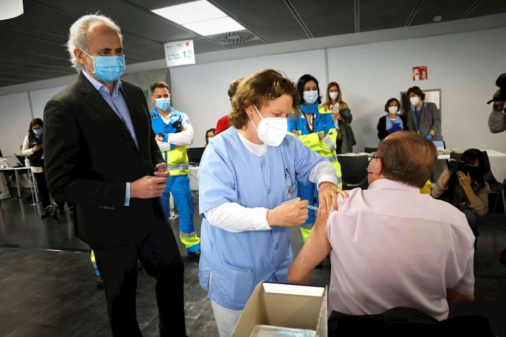 El consejero de Sanidad de Madrid, Enrique Ruiz Escudero (i), visita el punto de vacunación contra la covid-19 instalado en el pabellón Wizink Center de Madrid, este sábado. EFE/Comunidad de Madrid/D. Sinova SOLO USO EDITORIAL/SOLO DISPONIBLE PARA ILUSTRAR LA NOTICIA QUE ACOMPAÑA (CRÉDITO OBLIGATORIO)