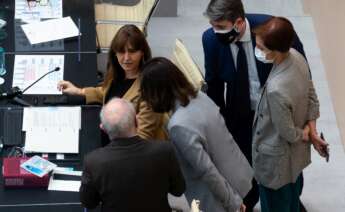 La presidenta del Parlament, Laura Borràs (i), conversa con los letrados de la cámara y varios miembros de la Mesa durante el debate de investidura del candidato de ERC, Pere Aragonés, como nuevo presidente de la Generalitat que se celebra este viernes en el Auditori del Parlament de Catalunya. EFE/Enric Fontcuberta POOL