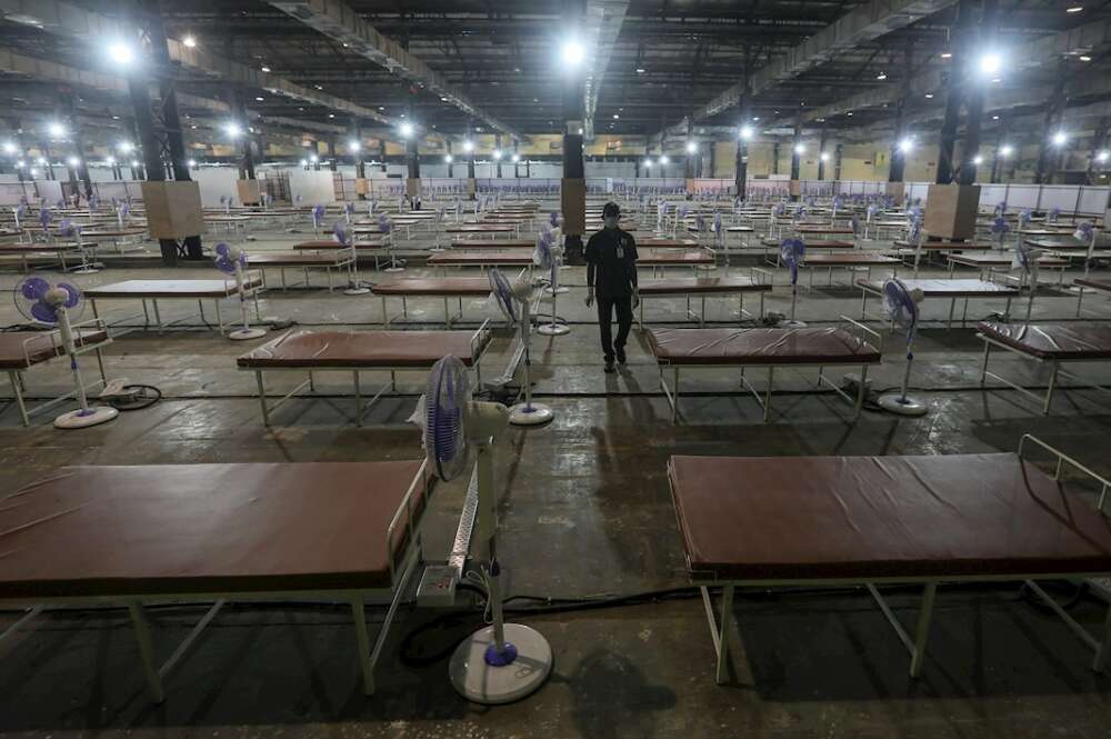 Una vista general de las camas preparadas dentro de un centro COVID-19 recién inaugurado en Mumbai, India, el 30 de abril de 2021. India ha registrado recientemente un aumento masivo de casos y muertes recientes de COVID-19, el aumento en un solo día más alto del mundo desde el comienzo de la pandemia. (Abierto) EFE / EPA / DIVYAKANT SOLANKI