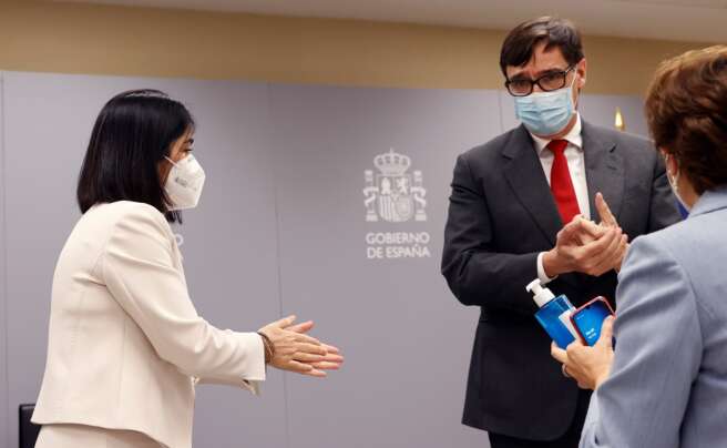 La nueva ministra de Sanidad, Carolina Darias, y su predecesor Salvador Illa se desinfectan las manos antes de la ceremonia de traspaso de la cartera celebrada en el Ministerio de Sanidad, el 27 de enero de 2021 | EFE/CM/Archivo